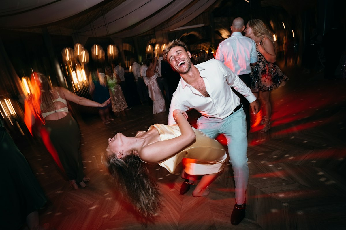 Invités qui dansent pendant une soirée de mariage