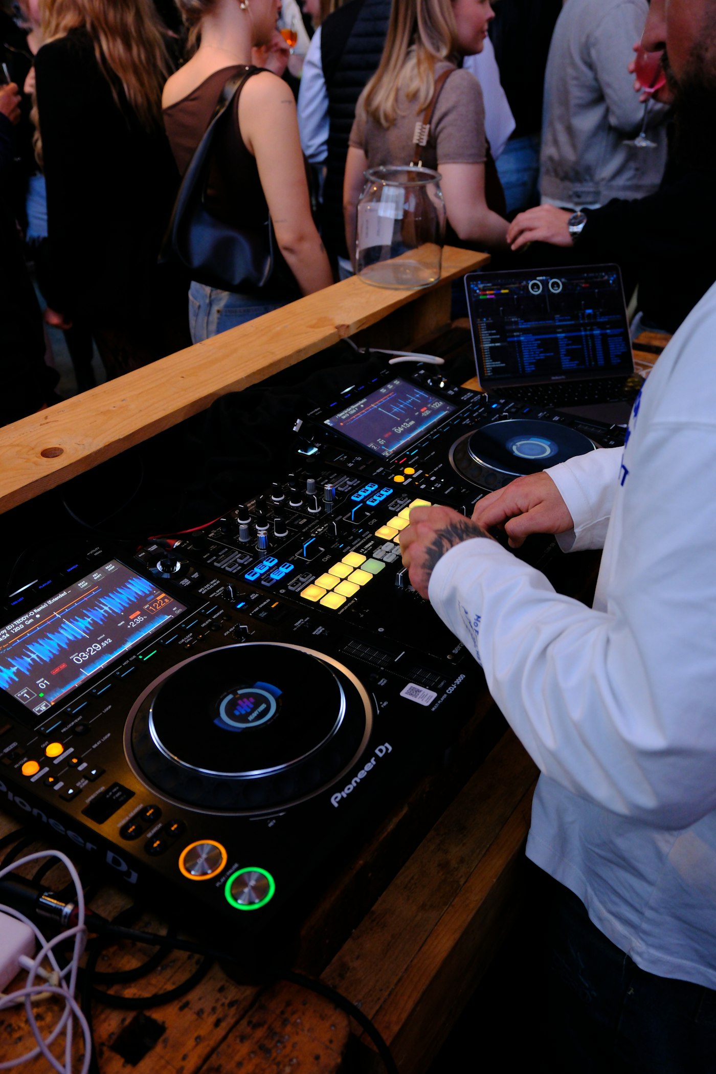 DJ professionnel aux platines pour mariage et Bar Mitzvah à Lyon