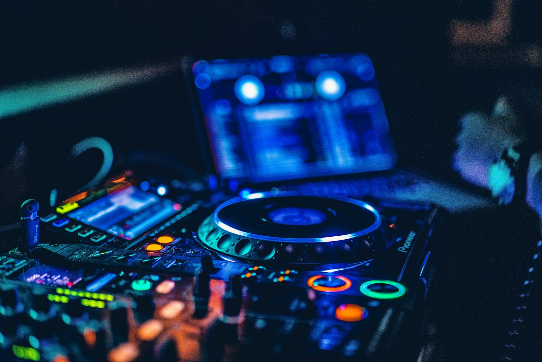 Table de mixage DJ éclairée pour événement à Lyon