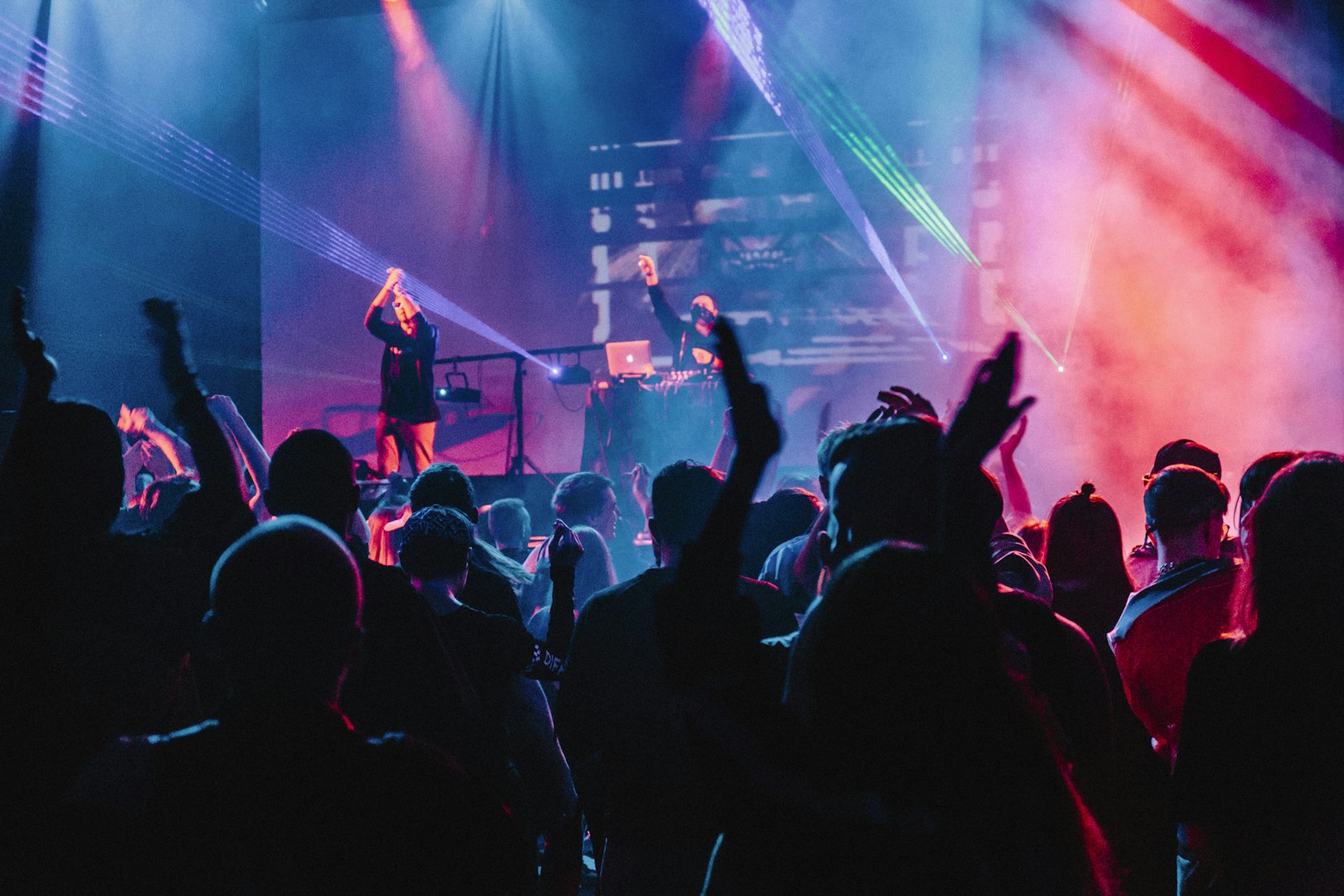 Soirée privée à Lyon avec DJ et jeux de lumière