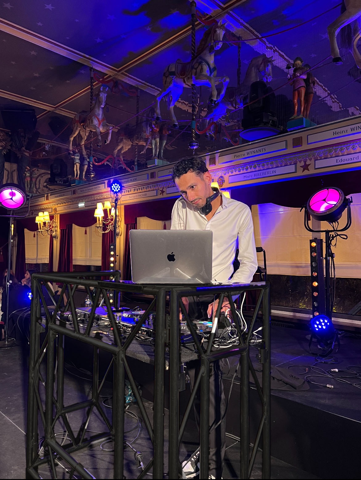 DJ David Events DJ Live aux platines derrière sa table DJ noire, soirée à Lyon
